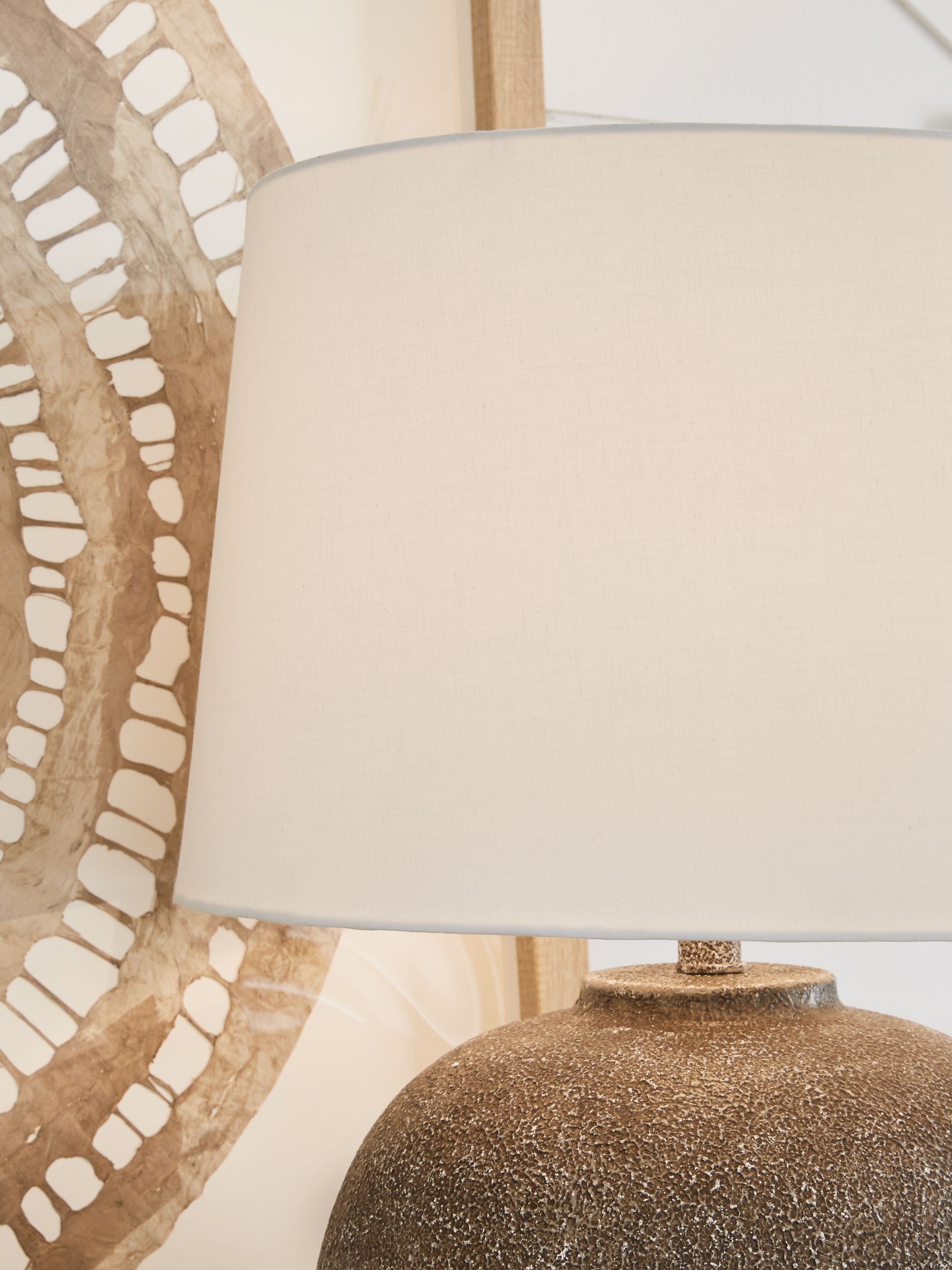Neavesboro - Lampe de table en métal marron antique / blanc