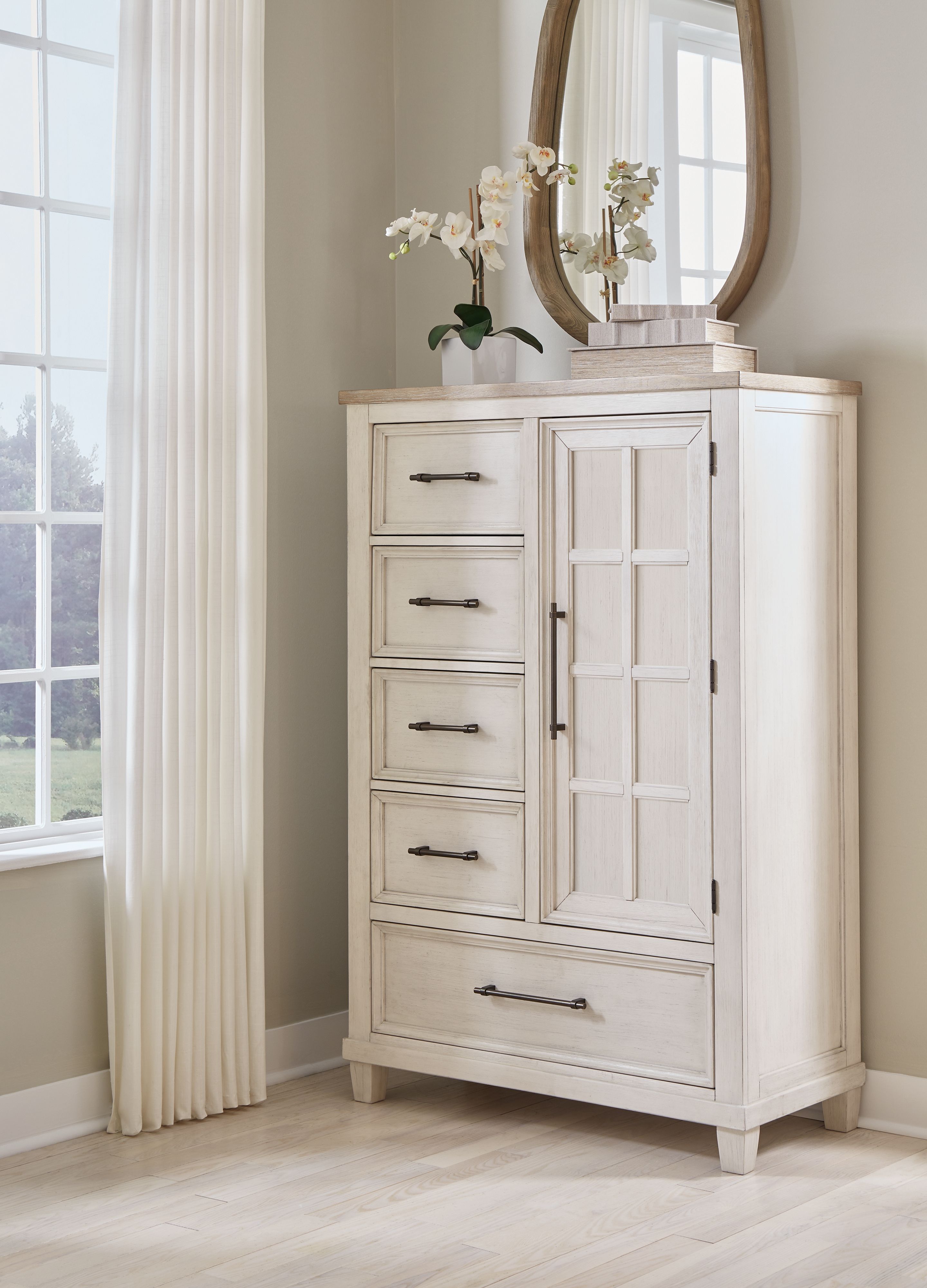 Shaybrock - Blanc antique / Marron - Commode à portes