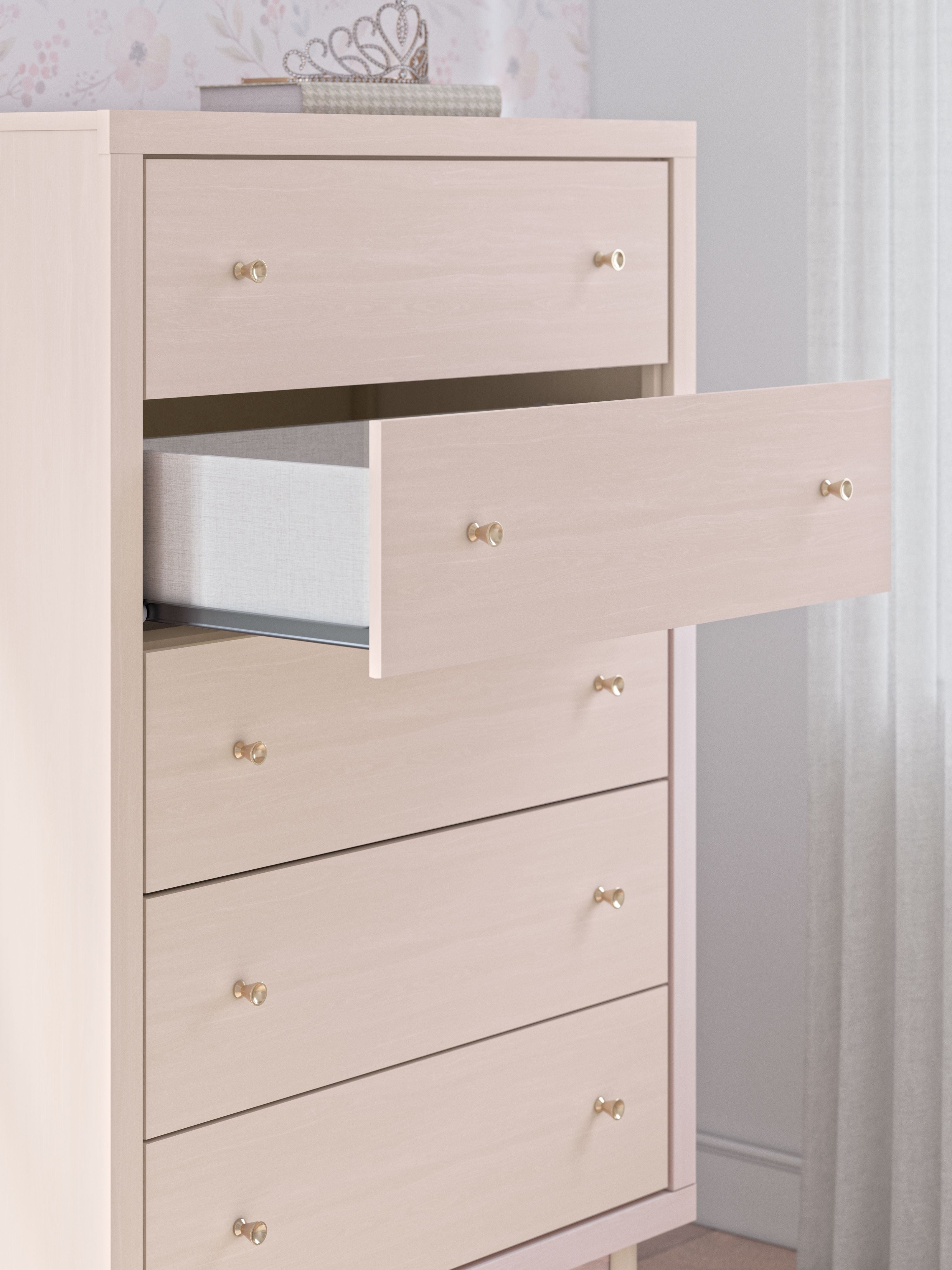 Wistenpine - Blush - Commode à cinq tiroirs