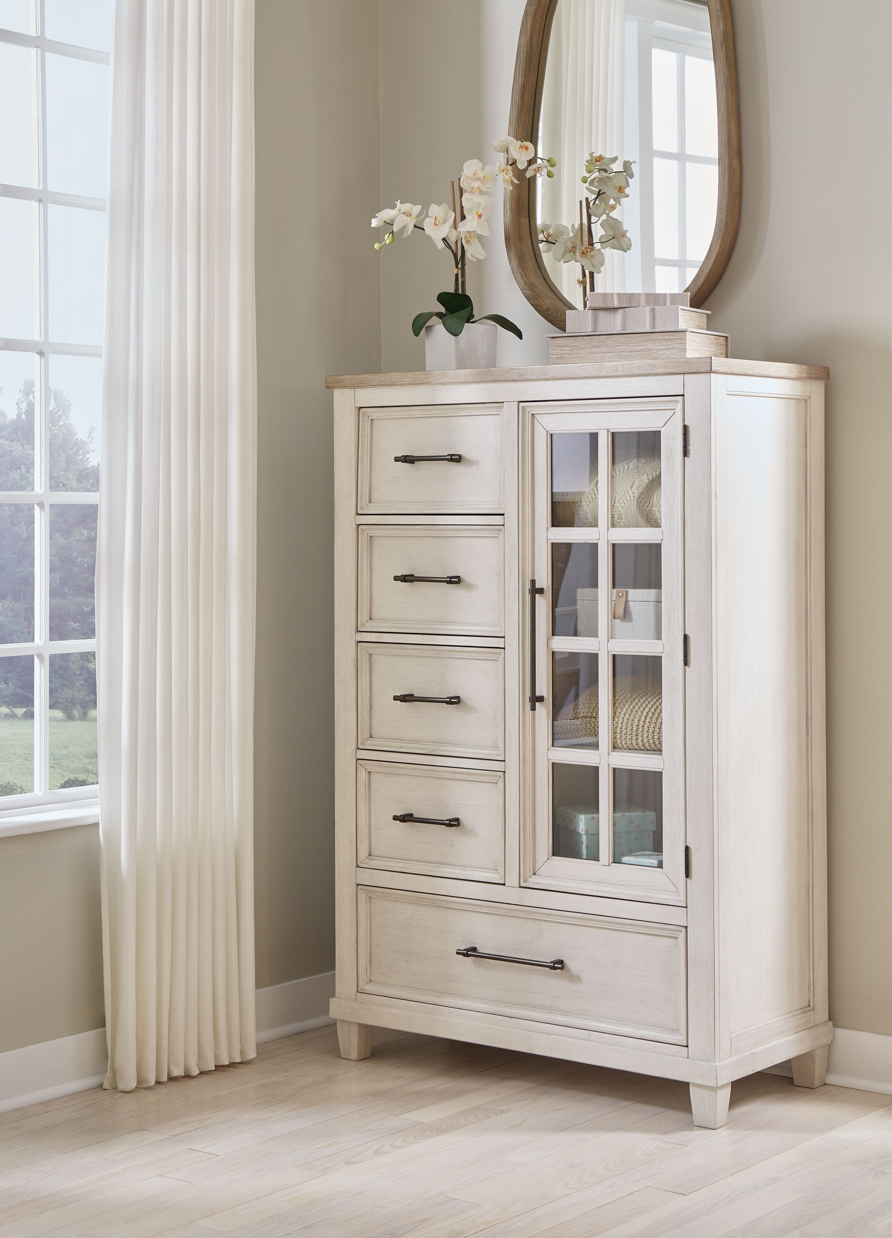Shaybrock - Blanc antique / Marron - Commode à portes