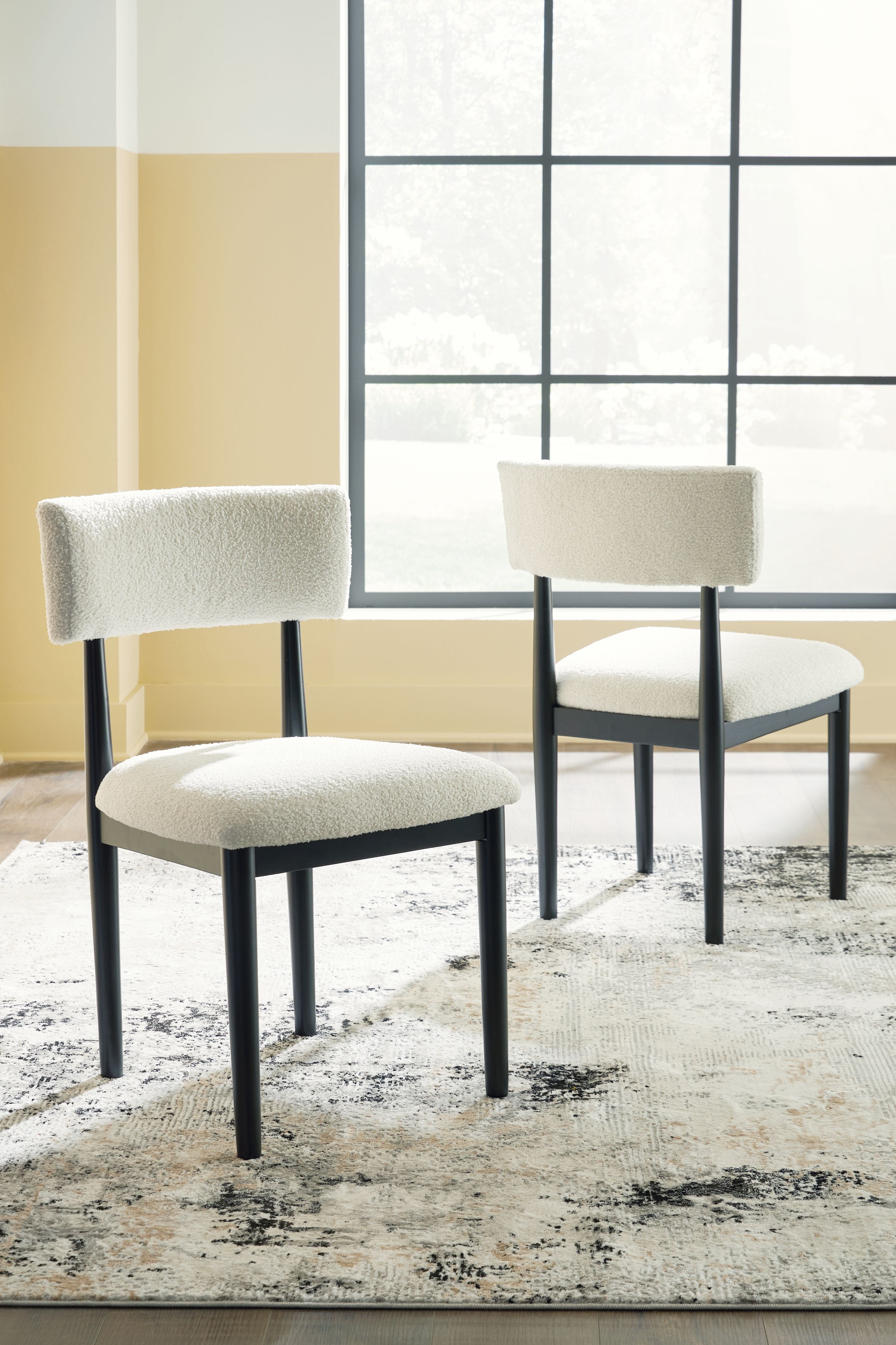 Xandrum - Blanc / Noir - Chaise de salle à manger rembourrée (lot de 2)