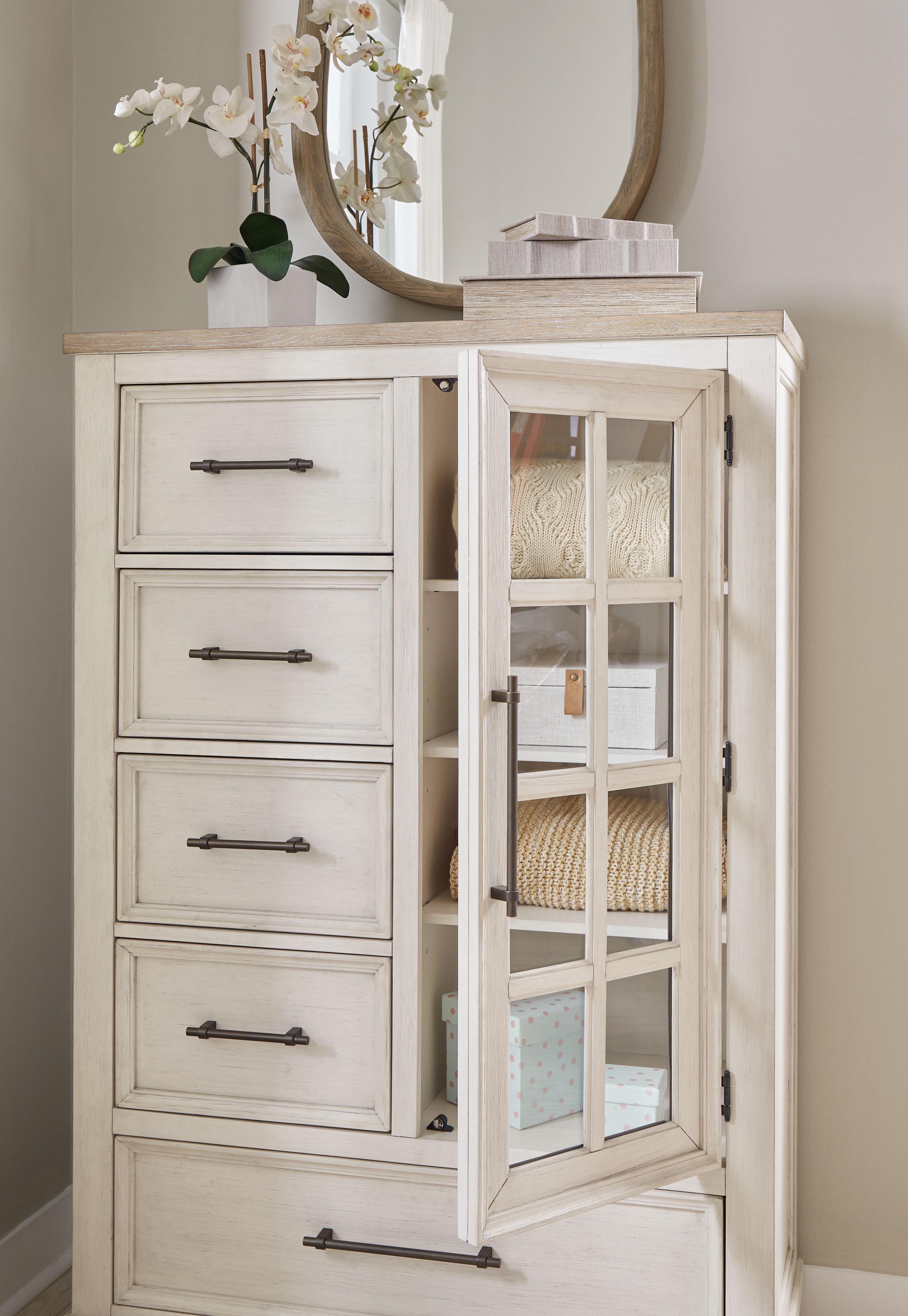 Shaybrock - Blanc antique / Marron - Commode à portes