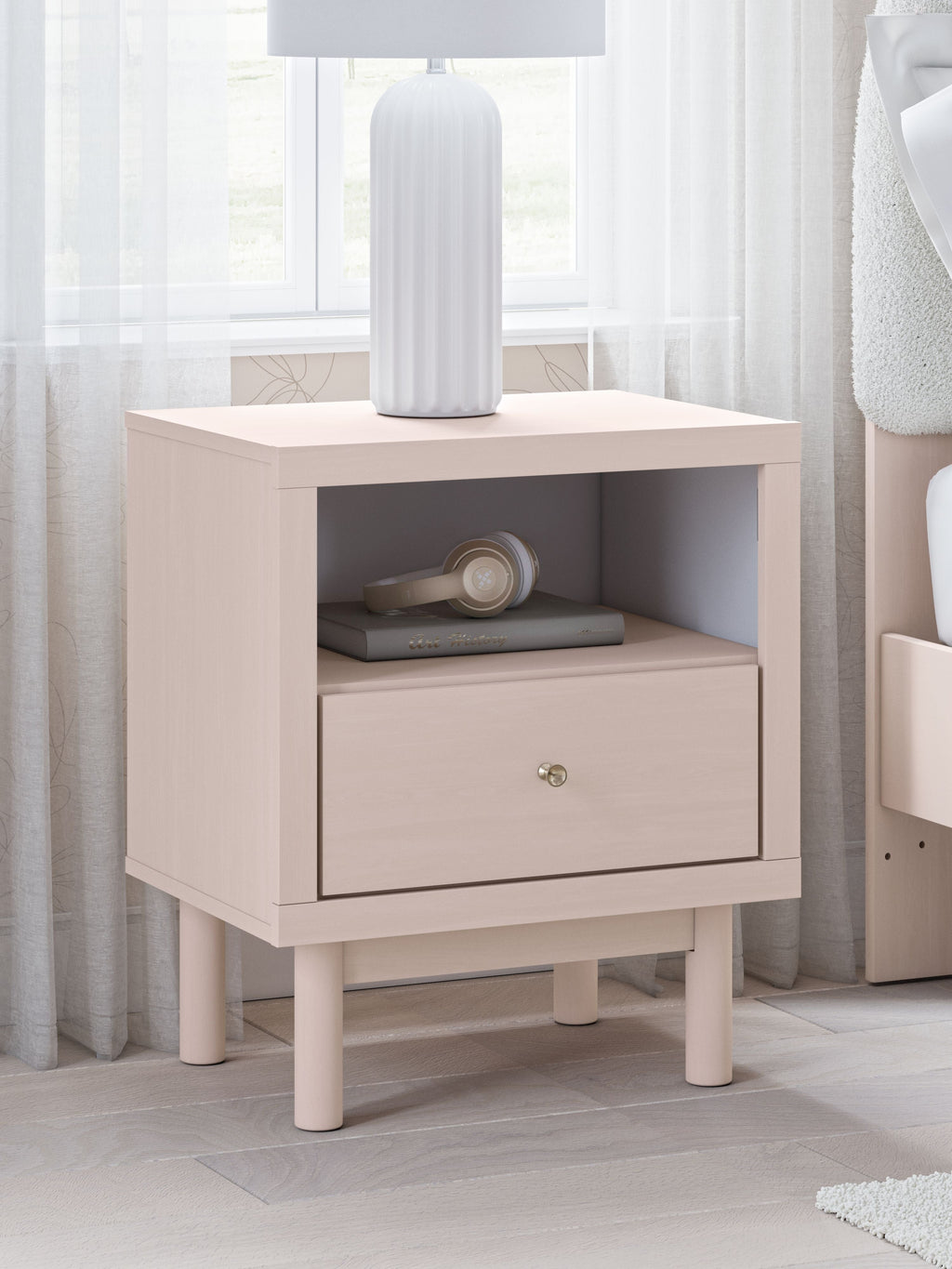 Wistenpine - Blush - Table de chevet à un tiroir