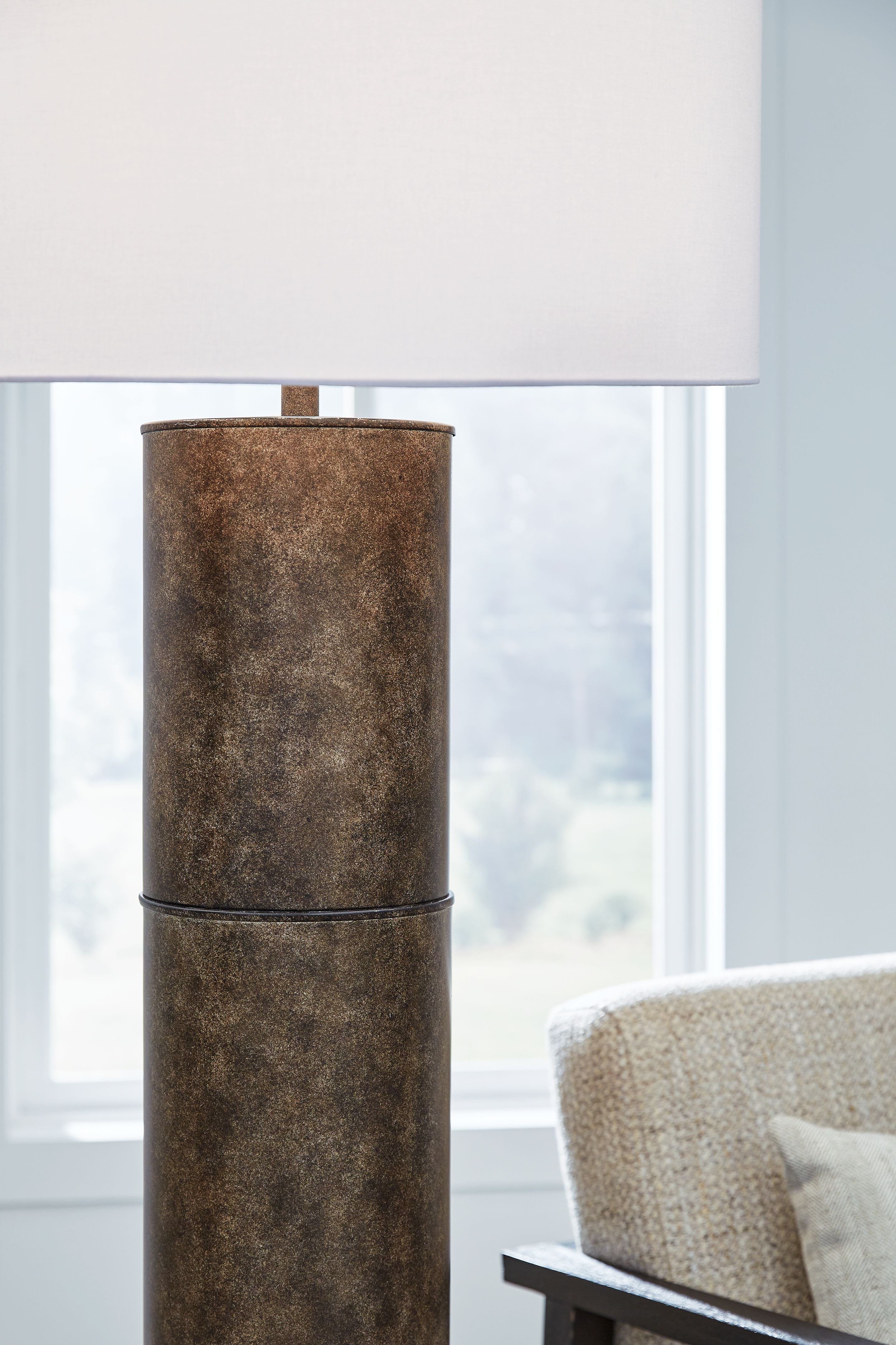 Jebson - Lampadaire en métal finition bronze foncé