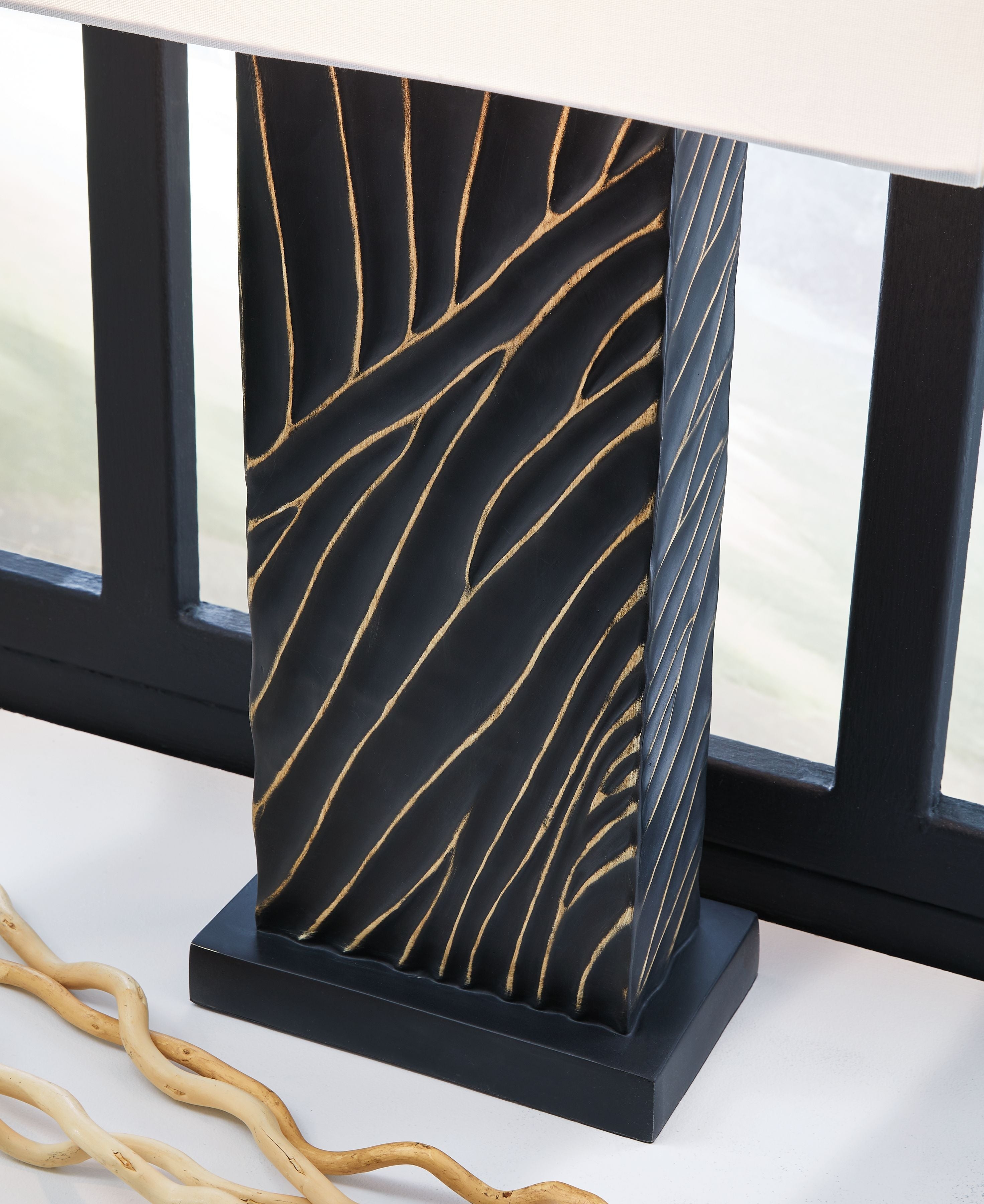 Bartlen - Finition noire/dorée - Lampe de table en poly