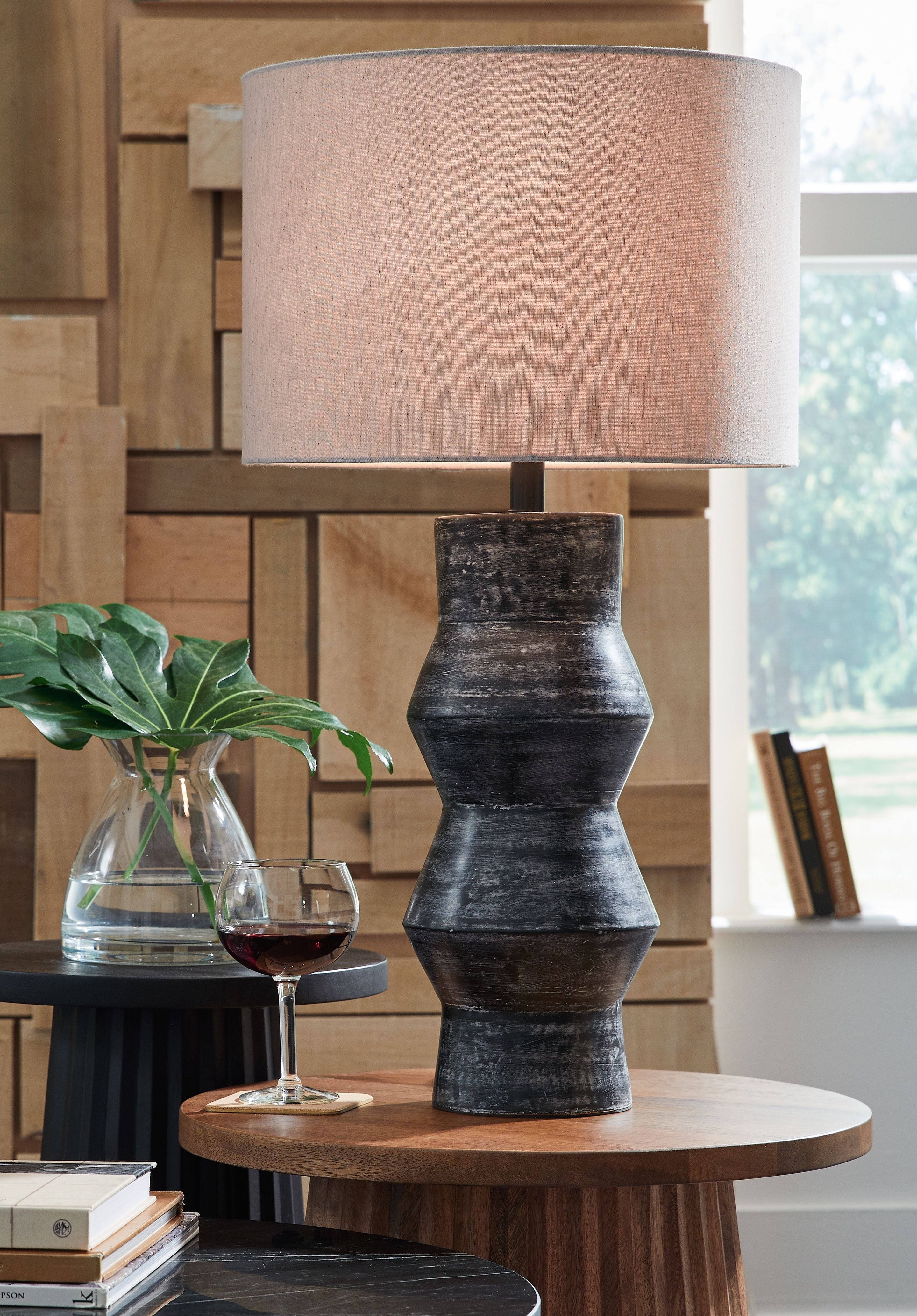 Kerbert - Lampe de table en terre cuite noire vieillie