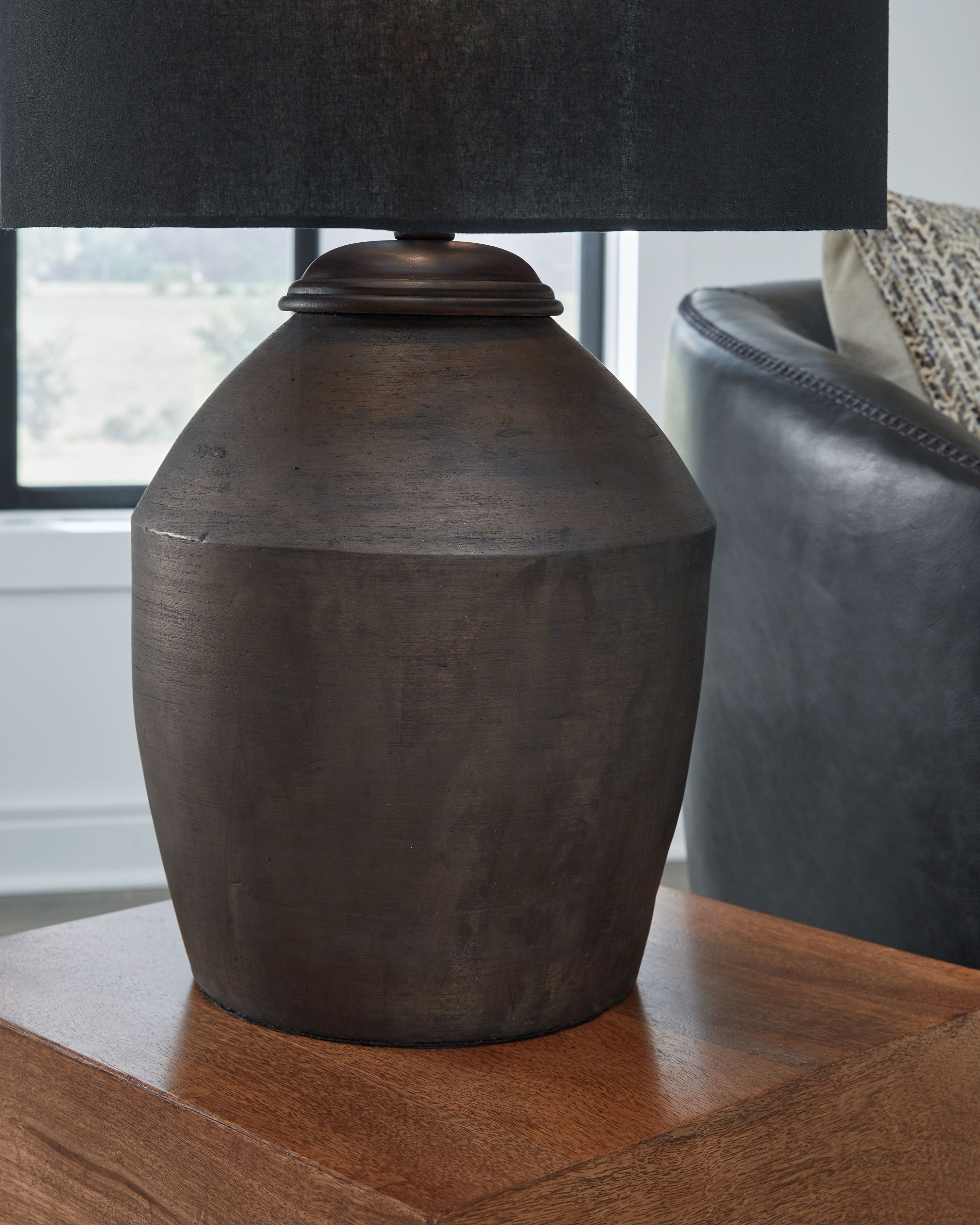 Naareman - Lampe de table en terre cuite noir métallisé