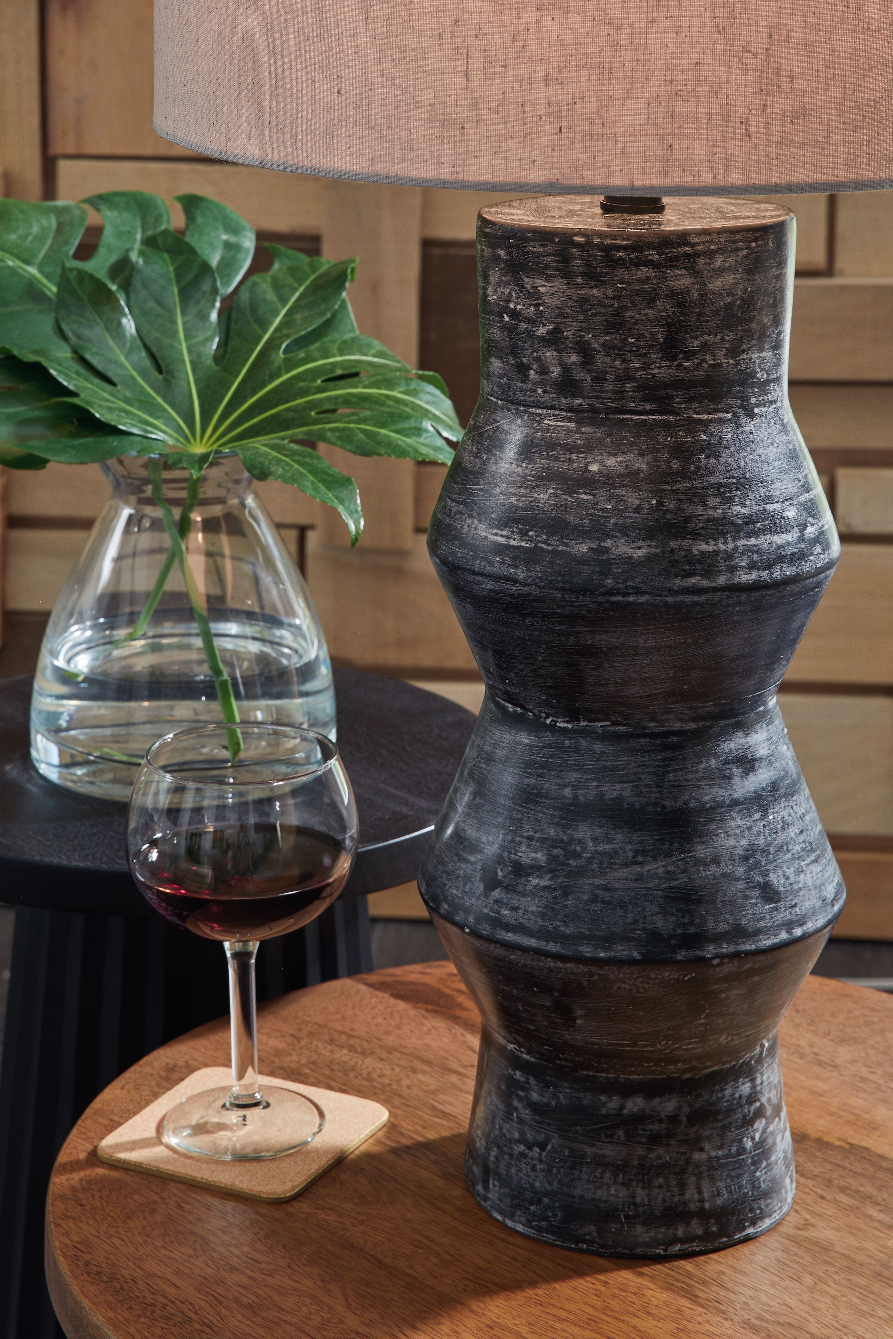 Kerbert - Lampe de table en terre cuite noire vieillie
