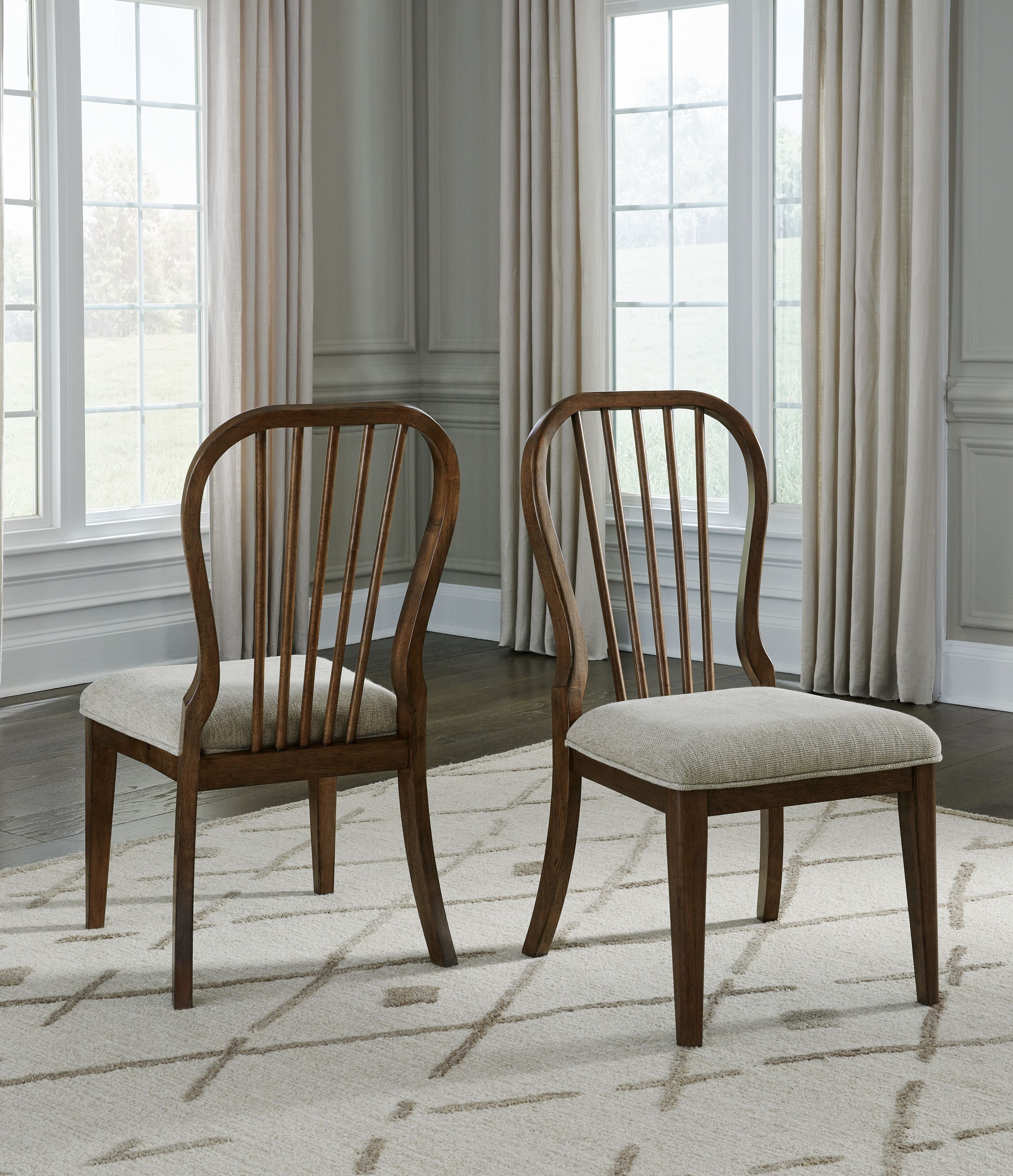 Sturlayne - Marron - Chaise de salle à manger rembourrée (lot de 2) - Dossier à fuseau